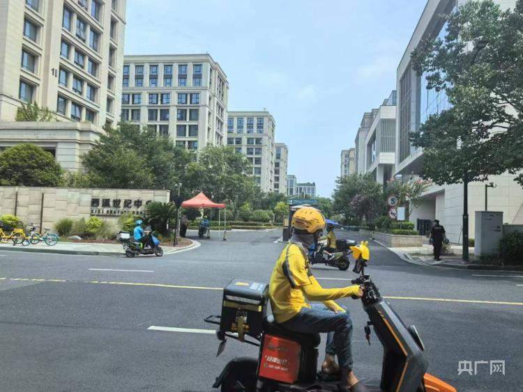 “杭州外卖小哥与保安冲突”引关注:警方正在调查 小区秩序恢复正常