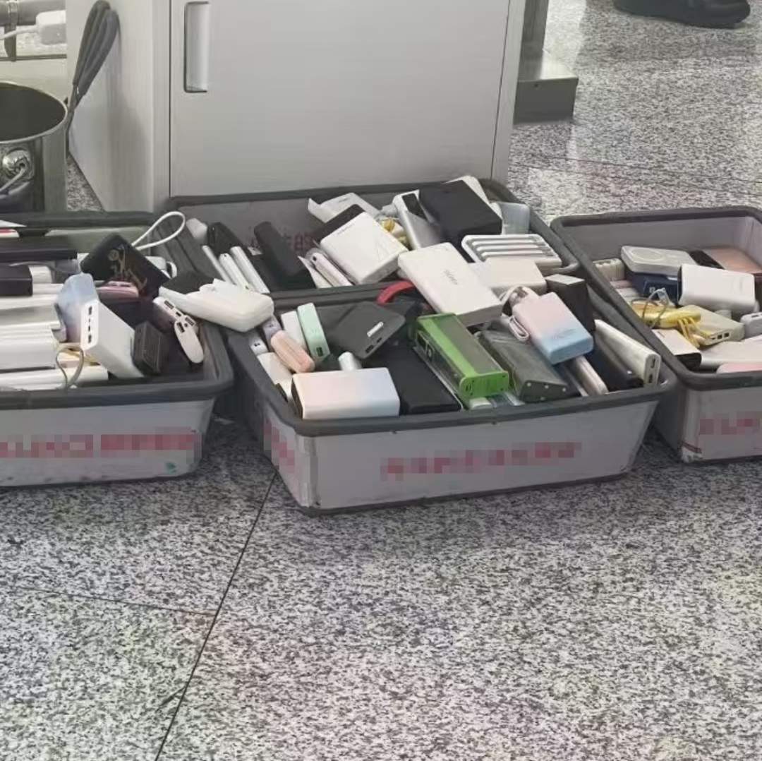 “成筐的充电宝被拦”，有人当场崩溃！网友急了：手头几乎没有合格的