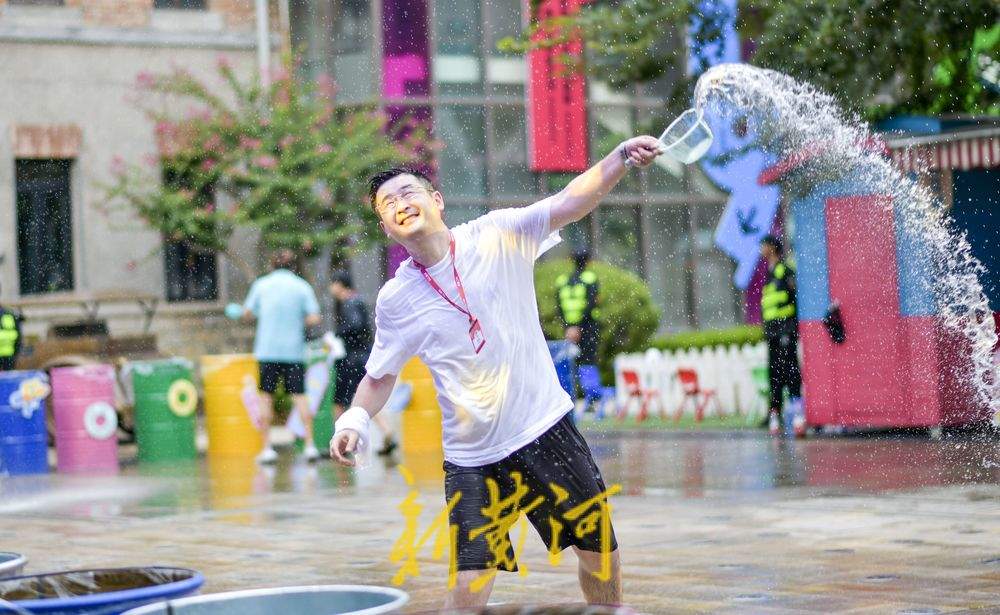 泼水互动清凉一夏 高温避暑争当“落汤鸡”