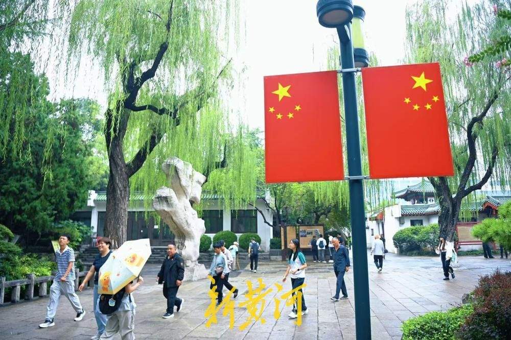 济南：趵突泉遍染中国红 双节氛围感拉满