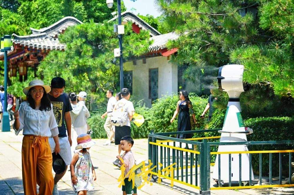 盛夏送清凉 济南趵突泉畔赏泉自带天然“空调”