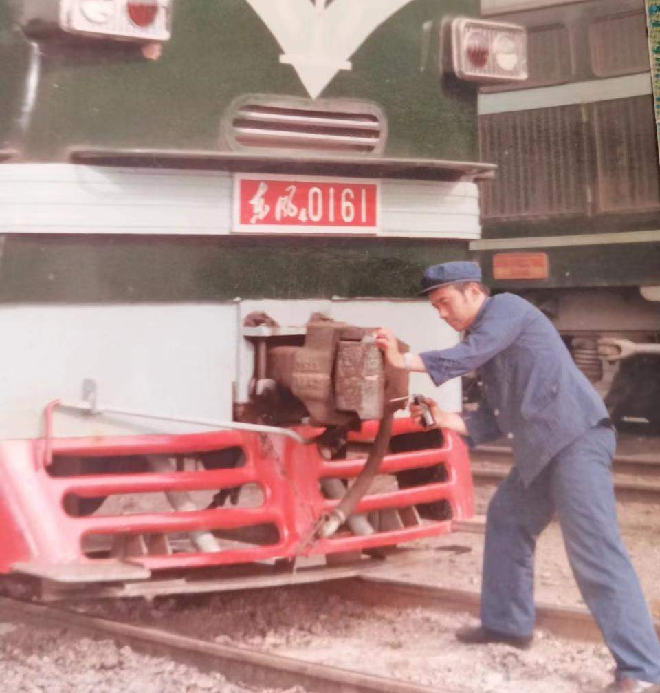 从绿皮车到“绿巨人”：无论时光如何变换，总是向着家的方向