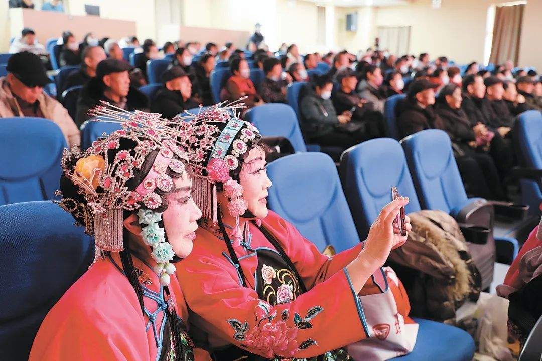 村民送戏进城，“反向操作”为啥受欢迎？