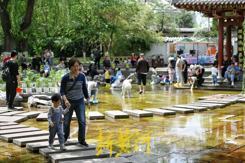 气温飙升春日如夏，市民纷纷到五龙潭泉畔戏水纳凉