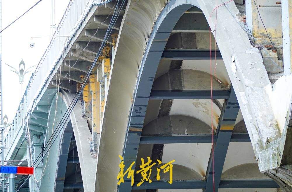济南纬二路跨铁路天桥桥下加固施工快速推进 钢构骨架初露新颜