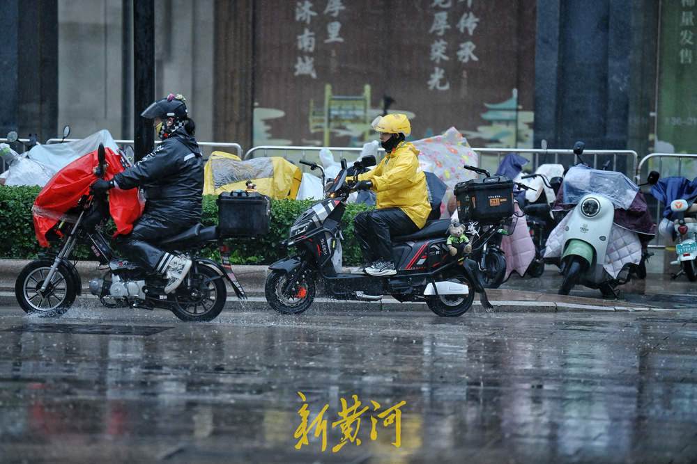 泉城大雨来袭 雨中外卖小哥奔波送餐