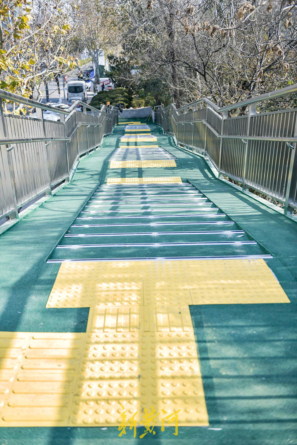 经十路泉城公园段过街天桥增电梯加盲道 市民过街“无障碍”