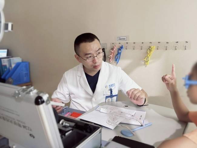 儿童斜弱视几岁治疗效果好？济南普瑞眼科张立贵解答｜黄金窗口期＋分层干预流程详解