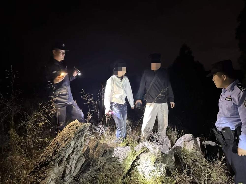登山遇险!两名游客蟠龙山迷路被困,警方联合多部门救援