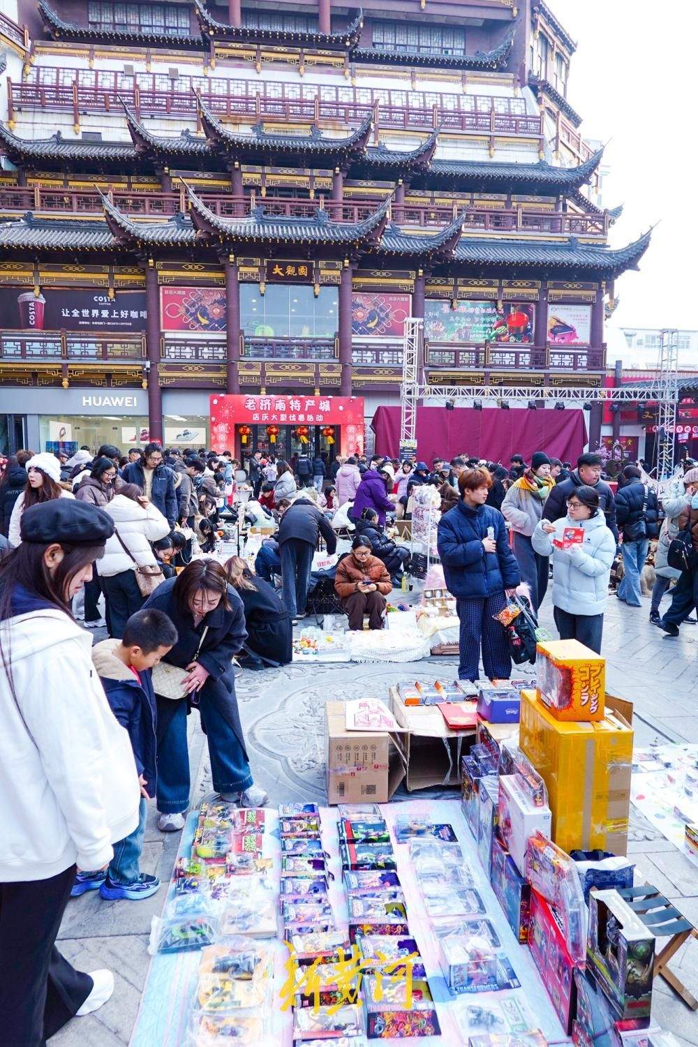 济南大观园周末夜市开张，烟火气里点亮“夜经济”