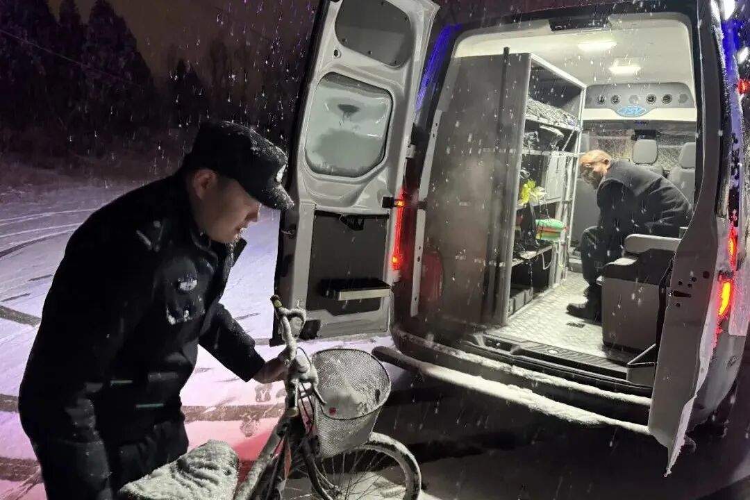 外交部点赞!山东交警街头为过往车辆擦雪,暖了一座城