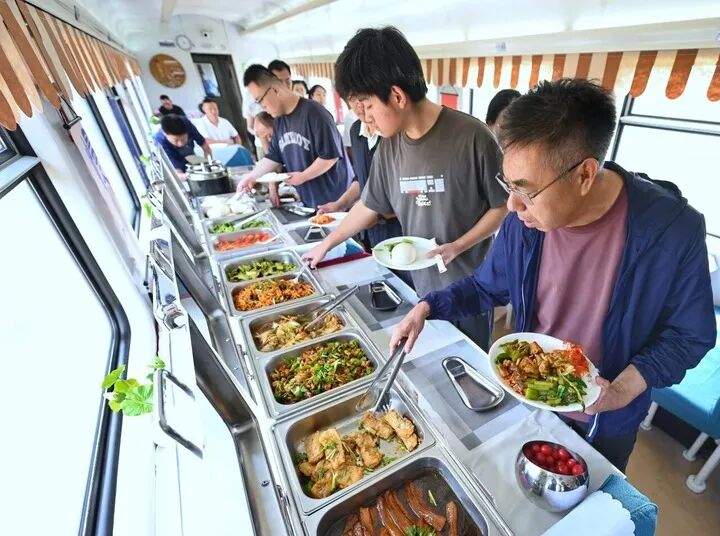 济南开往深圳的列车上可以吃自助餐啦！全是现炒菜