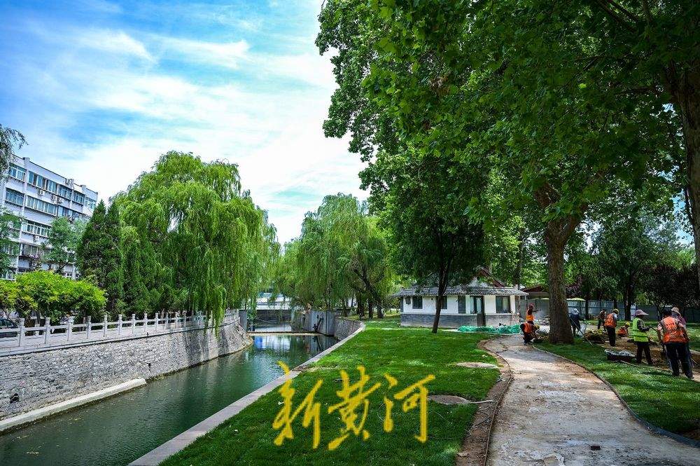济南大明湖游乐场改大草坪，园外隔河可观湖