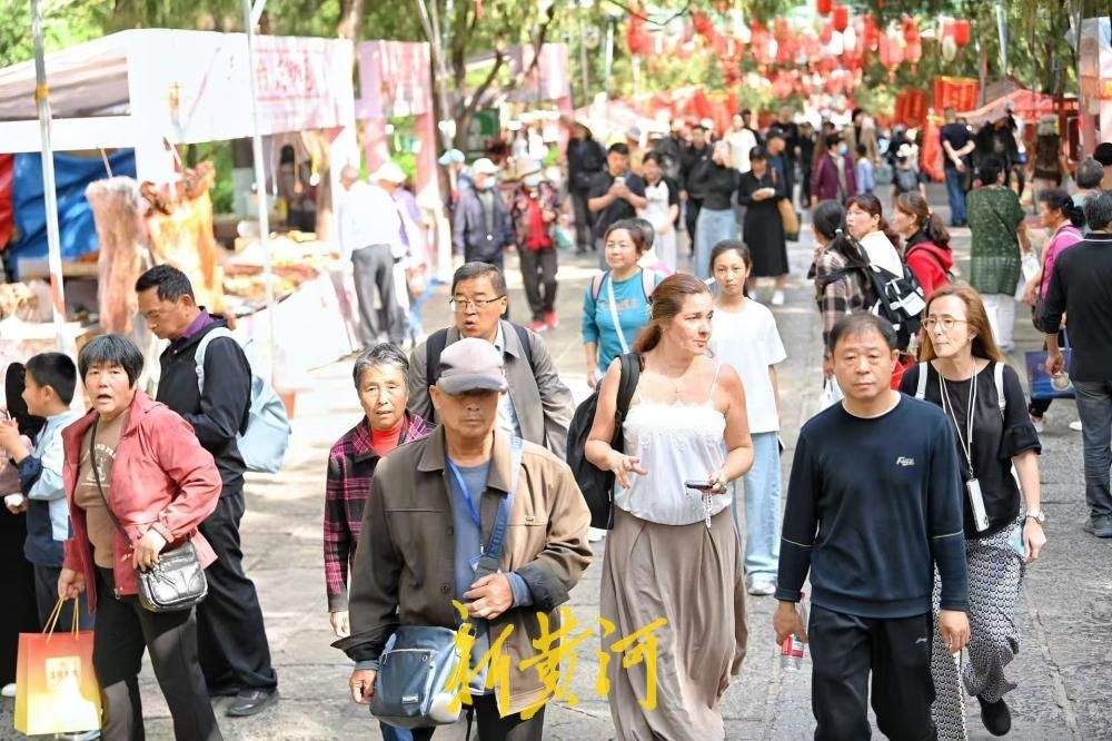 游人如织！济南千佛山“三月三”庙会人气旺