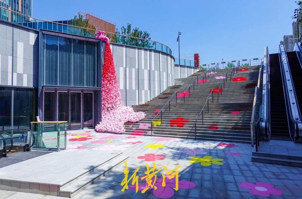 济南地铁安成街站G出入口基本建成，“花海”“玫瑰瀑”成CBD新景