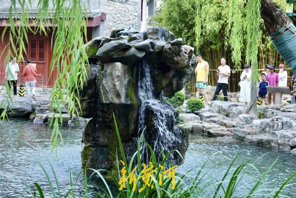 月牙泉复涌满一年，泉城“月牙飞瀑”胜景持续在线