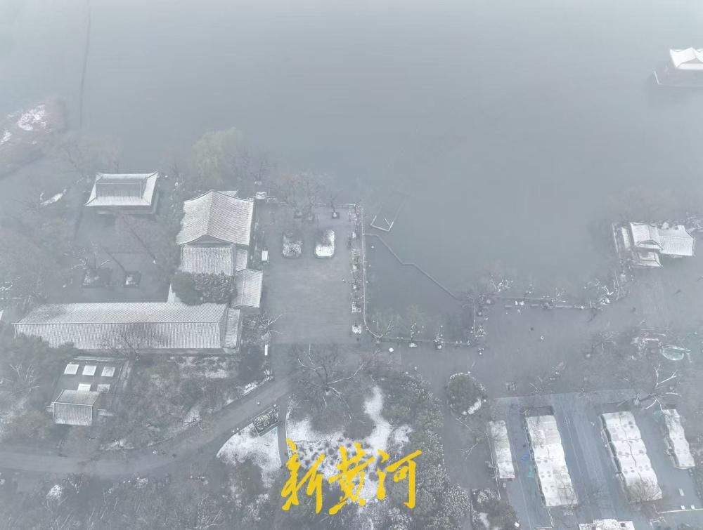 雪后春雾弥漫 济南大明湖隐入雾中如水墨