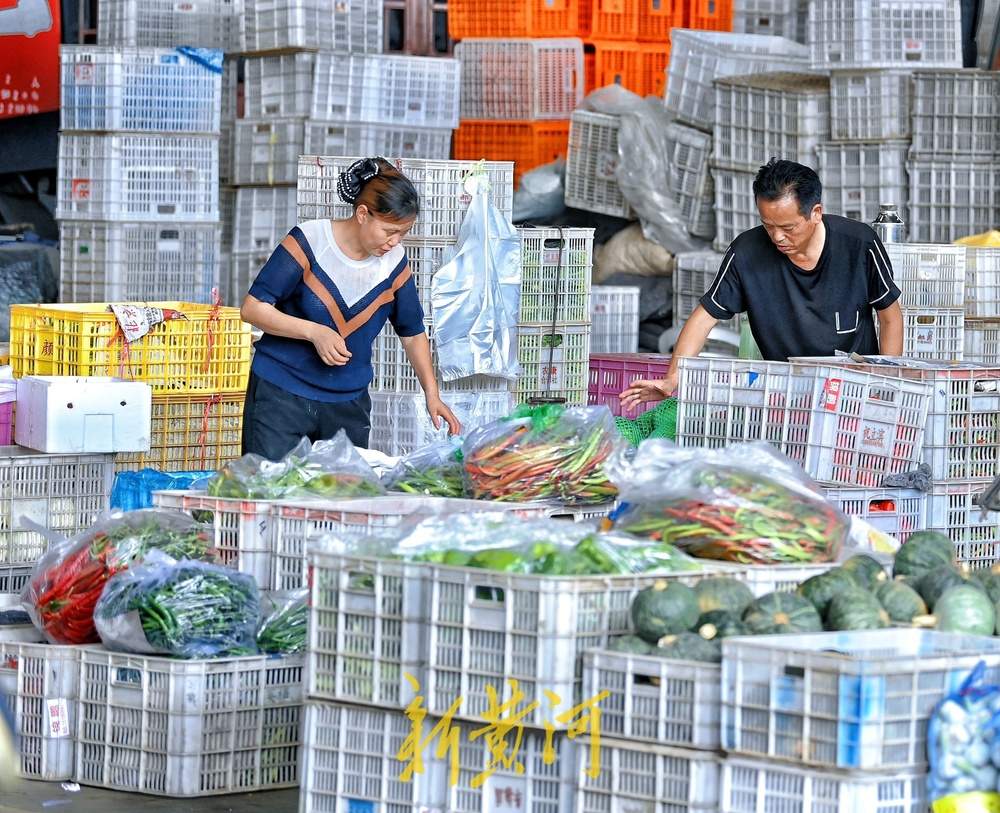 高温下农贸市场菜农交易忙，市民“菜篮子”有保障