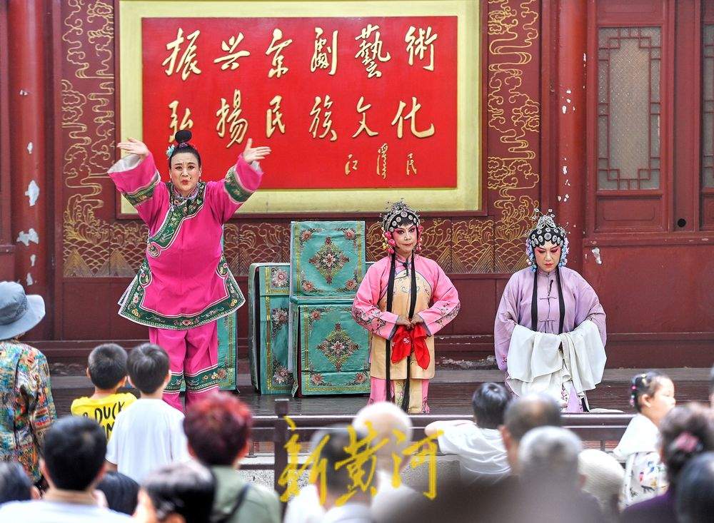 一年四季 泉在济南丨老少同乐，济南白雪楼前共赏传统吕剧《小姑贤》