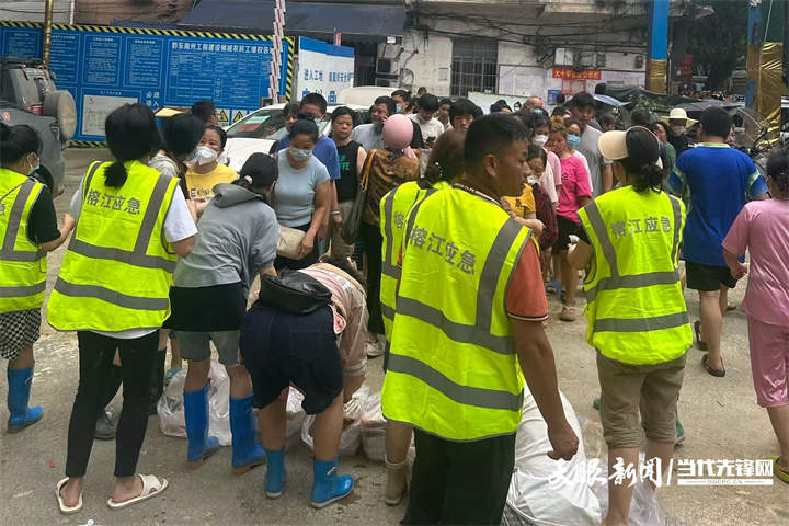 他们，用足球“接”住了自己的春天