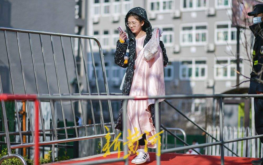 艺考音乐类专业考试开启,考生盛装素颜参加考试