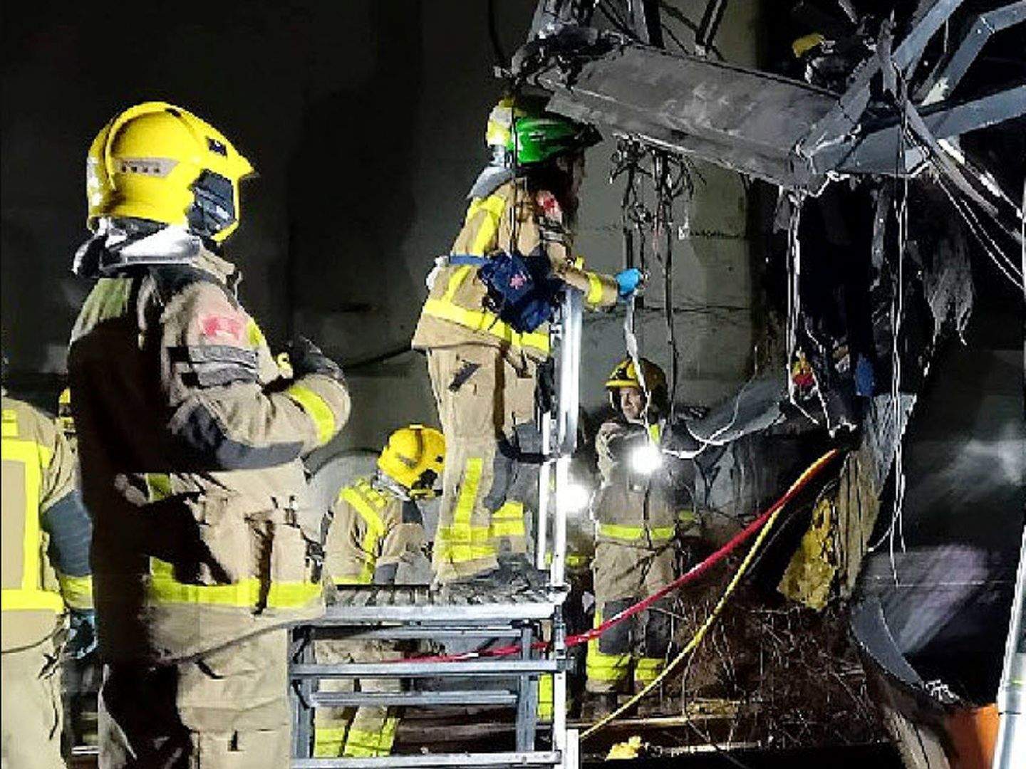 初步调查显示西班牙巴塞罗那列车脱轨系路基土方滑落所致