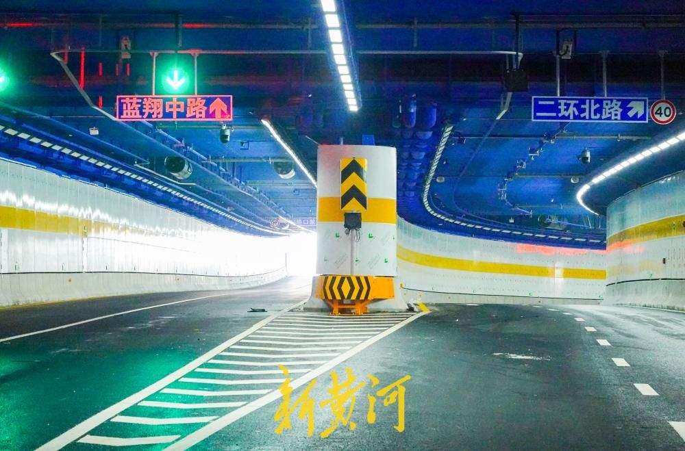 济南黄岗路黄河隧道出口匝道揭面纱 方向路牌安装到位