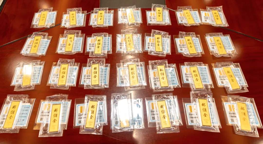 啥情况？老人被叫到派出所，领走28根金条