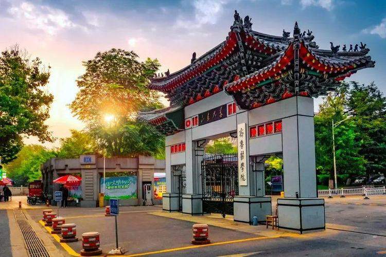 老舍在济南走过的“校友门”，建成100年了