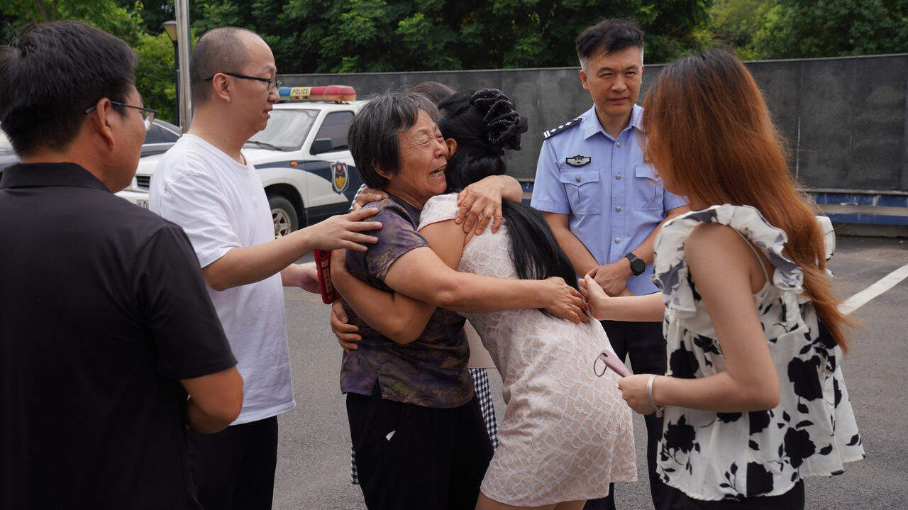 请你帮我找到回家的路 女孩找妈妈走失 42年后再团聚