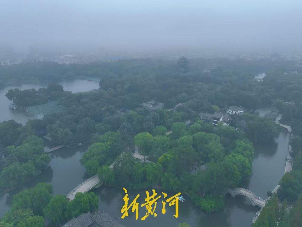 秋雾氤氲锁明湖 泉城秋色恰似烟雨江南