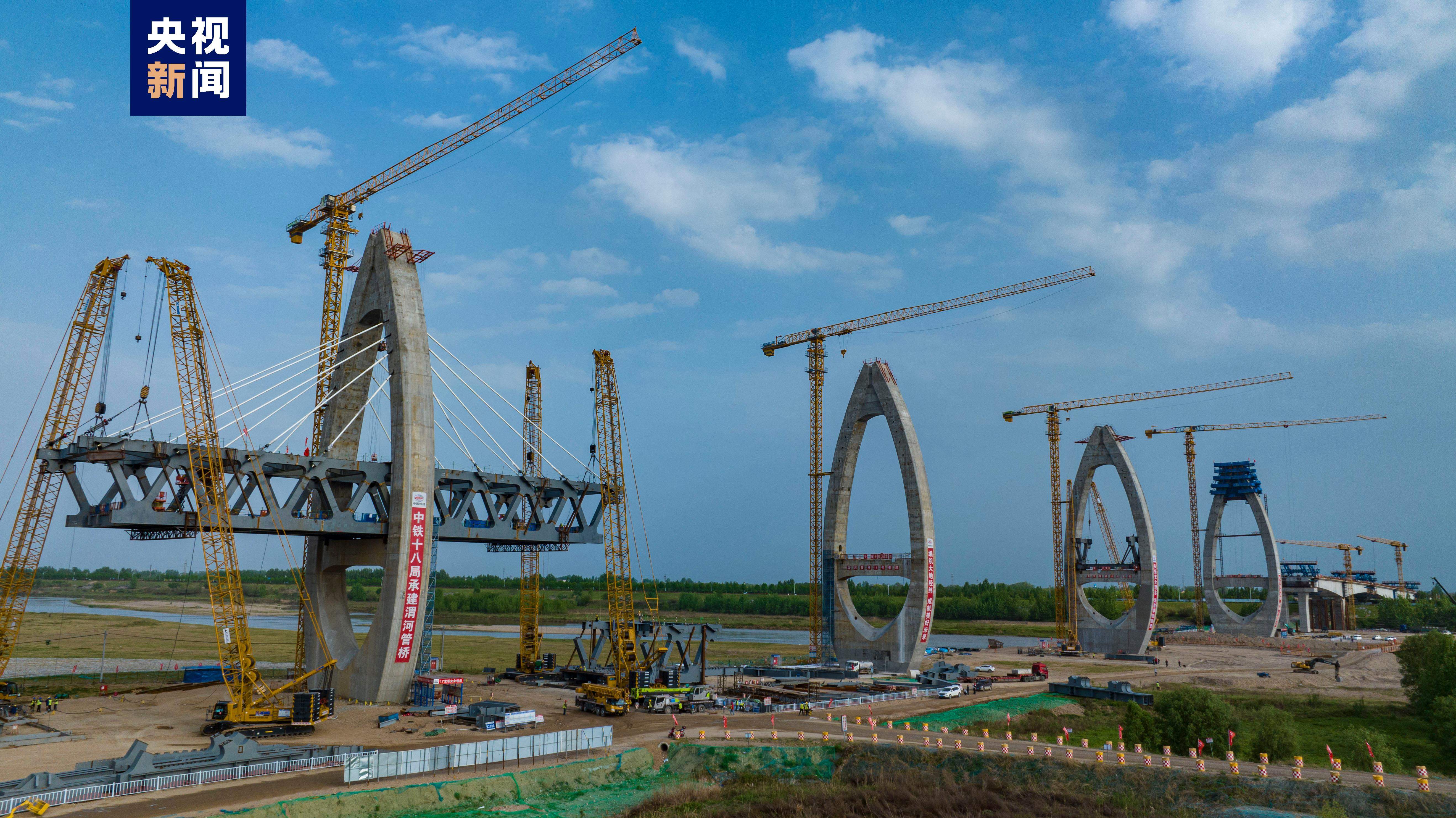 引汉济渭二期工程渭河管桥索塔封顶