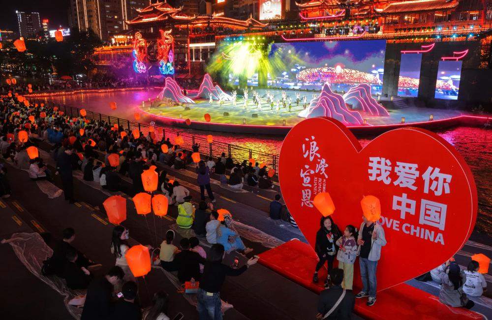 灯火映长假 夜游释放假期经济新潜力