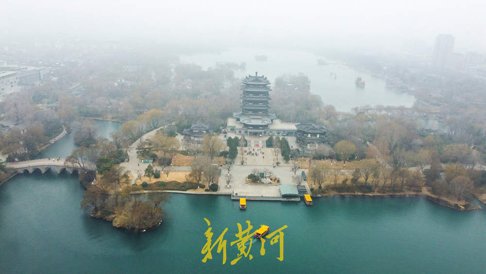 强寒潮来袭气温断崖式下降，大明湖雾霭氤氲如画