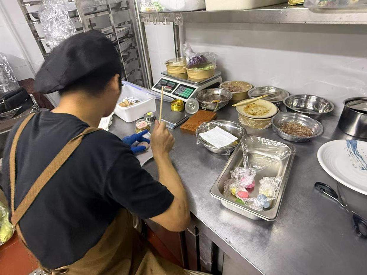 只招35岁以上员工，可带娃上班！长沙一家饭店走红，95后老板：要打破年龄歧视