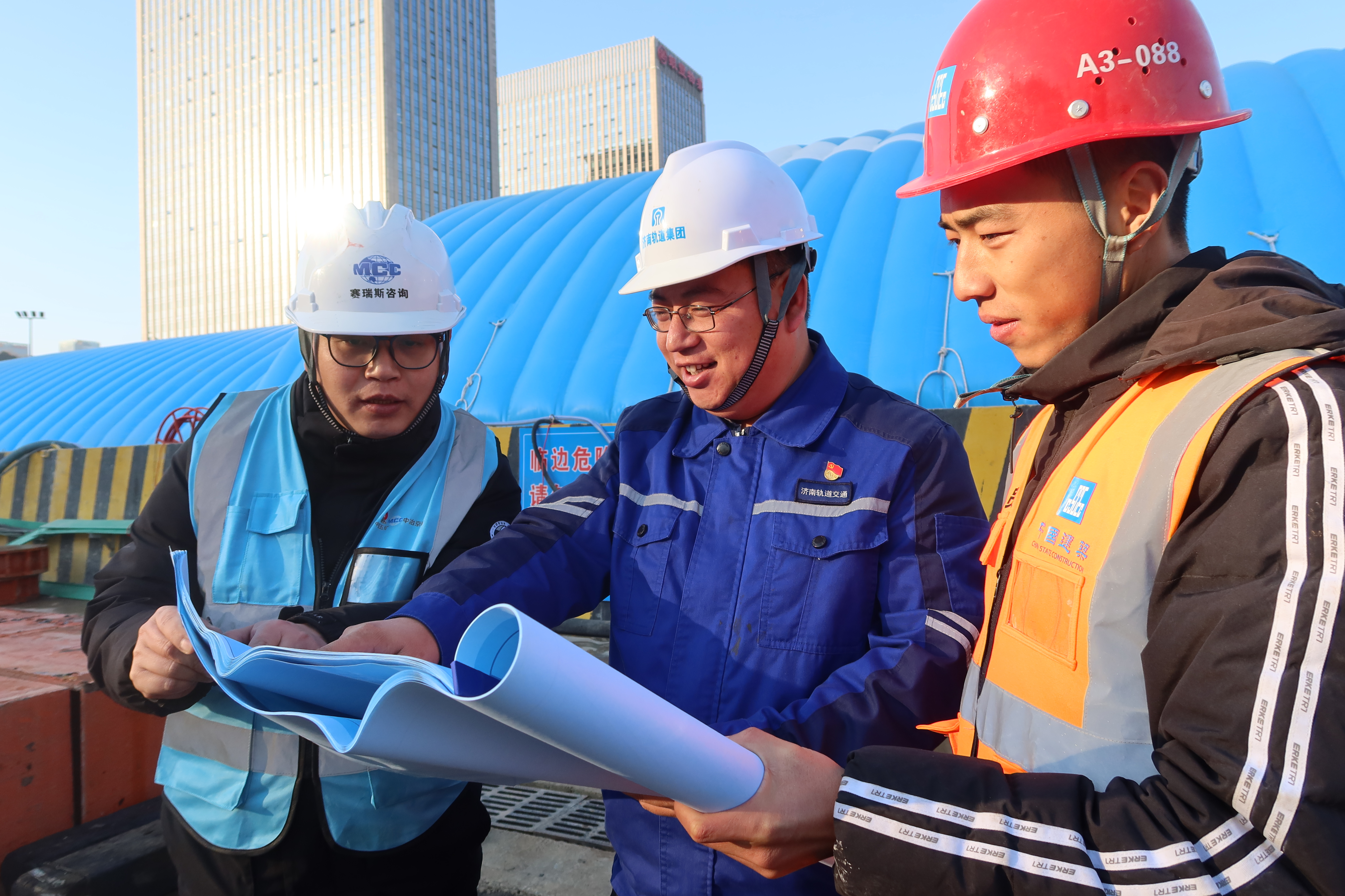 融媒·画像丨“吹出来”的“环保气球”，“画出来”的“美丽围挡”，地铁创意施工背后——7号线有个“智囊团”