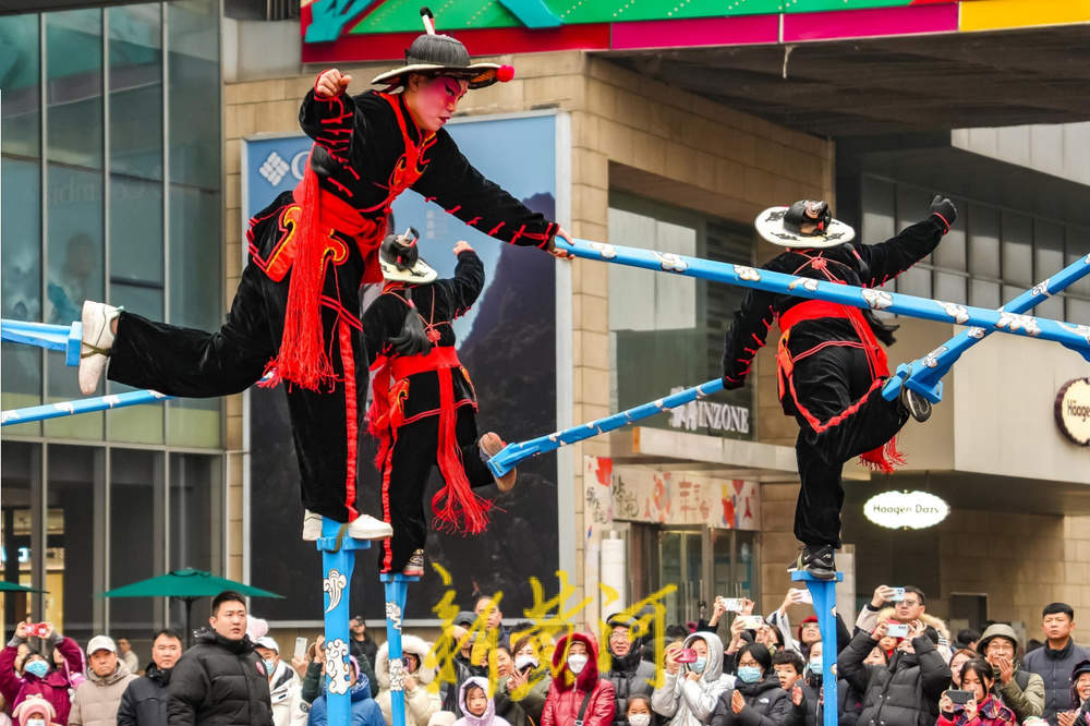“泉”在济南过大年｜踩出浓浓年味！济南西关高跷队成“气氛组顶流”