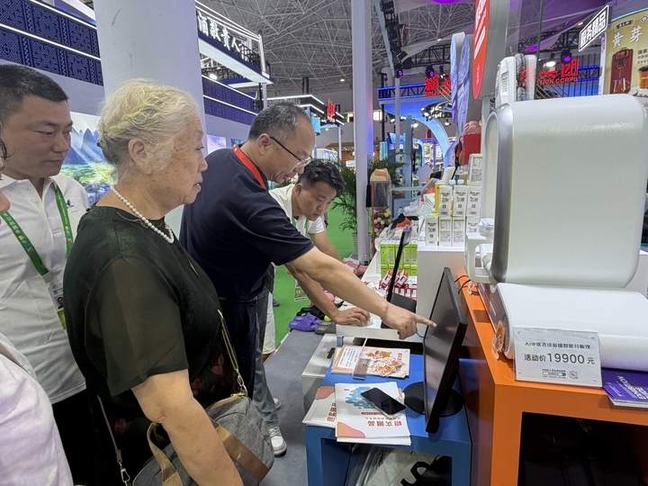 AI把脉、3D打鞋、养生锤抢手……消博会上的山东好品玩转“体验感”