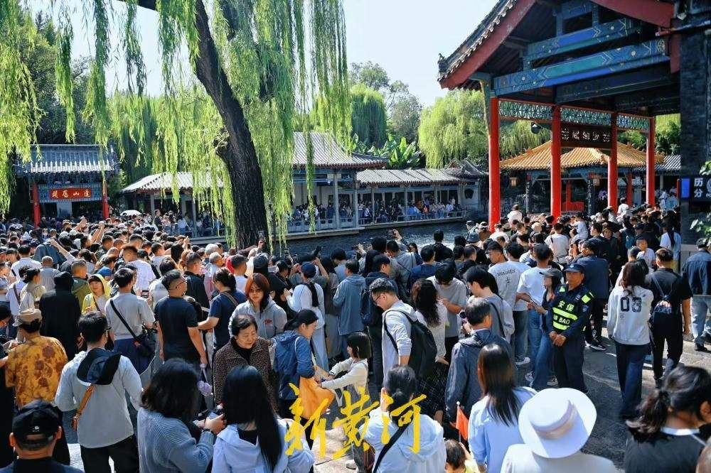 泉水游受热捧，国庆首日趵突泉游人如织