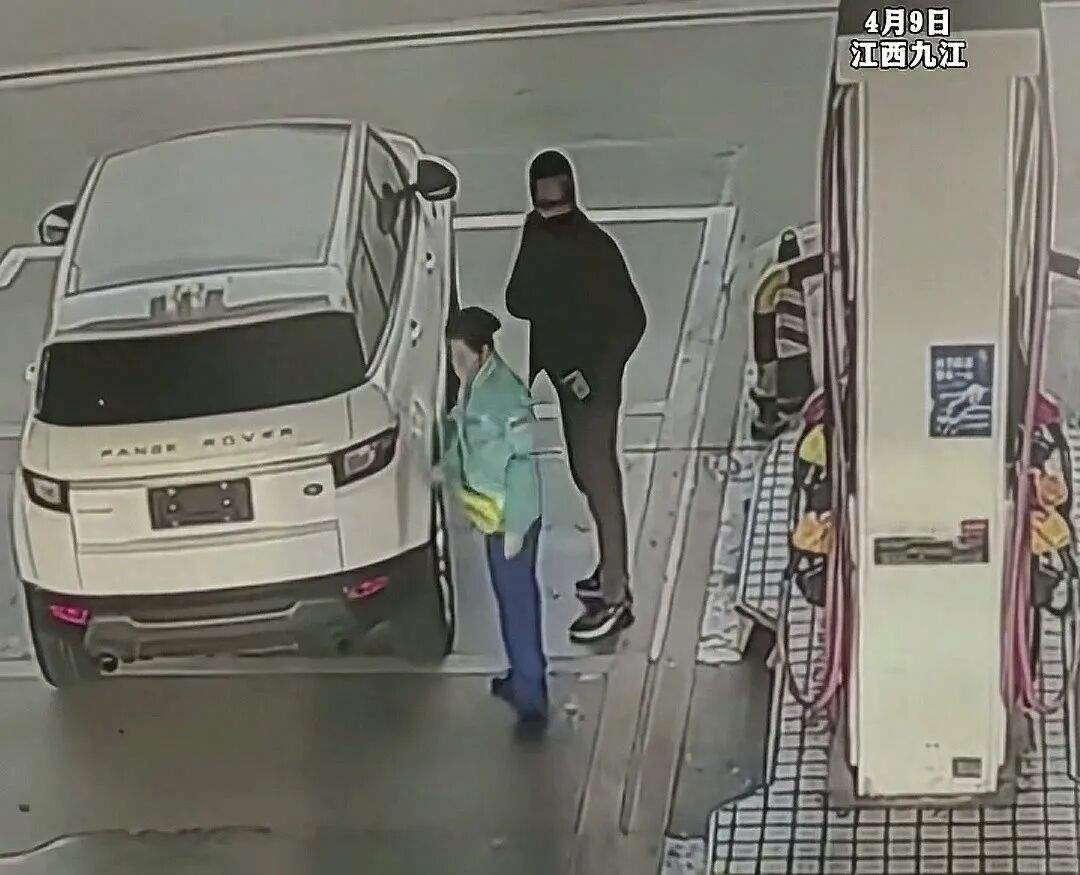 男子开无牌路虎加油500元后逃单，工作人员跑步追赶未果，加油站：警方还在追查，员工不用赔偿