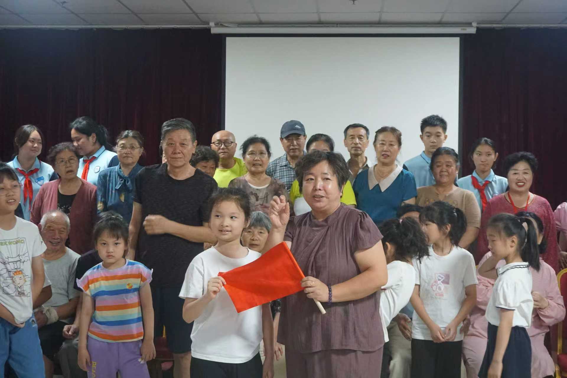 融媒·画像丨一件红马甲，赓续米奶奶的“薪火”——长大后，我就成了“你”