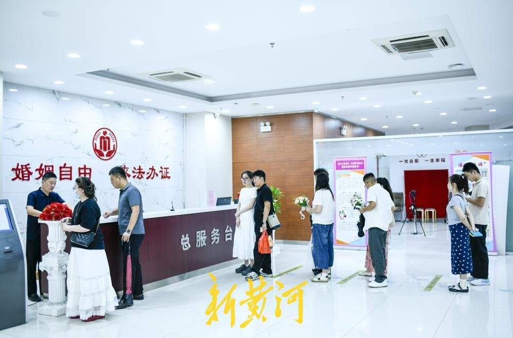 济南七夕节结婚登记迎高峰  婚姻登记处错峰预约告别扎堆排队