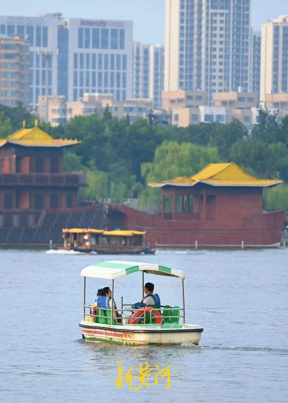 济南：大明湖落日荷塘游船同框，游客争相打卡