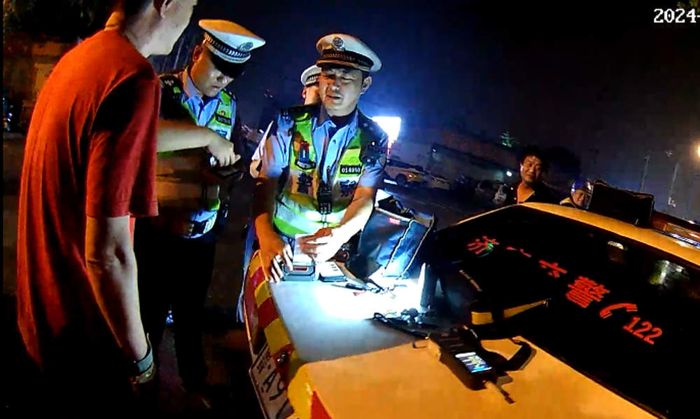 济南一男子醉驾被查，电话叫来其父“帮忙”，结果也被查了