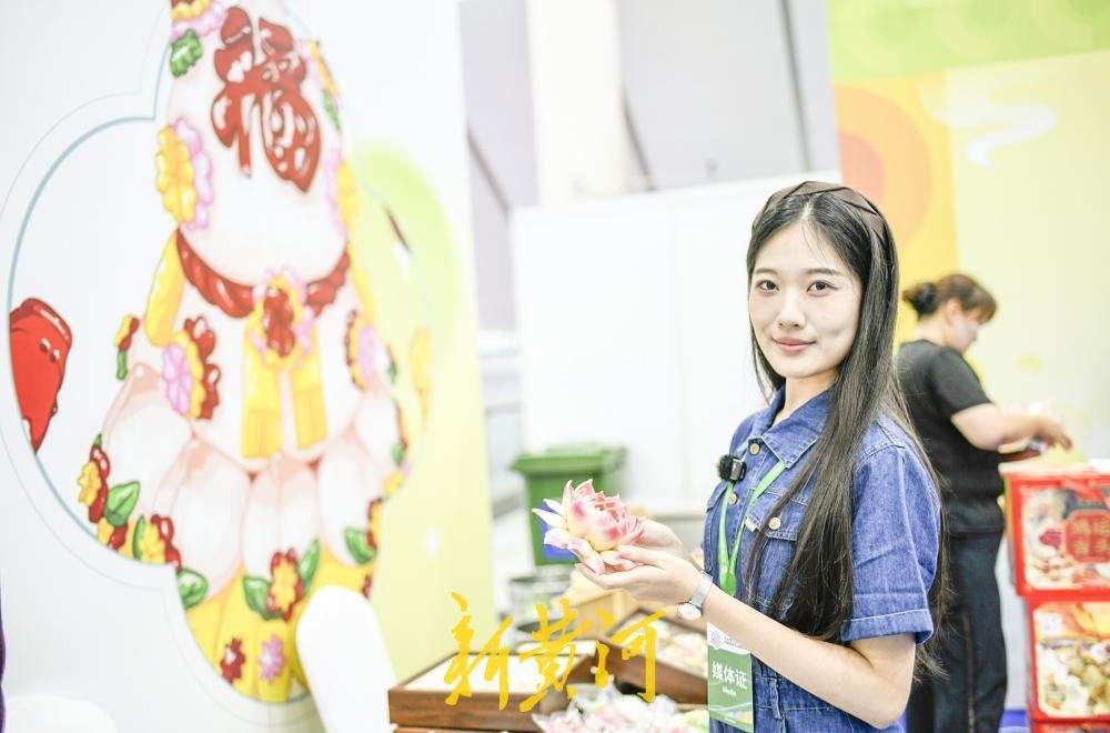 从老字号美食到高校工业设计 烟火济南市集为数博会添“文化味”
