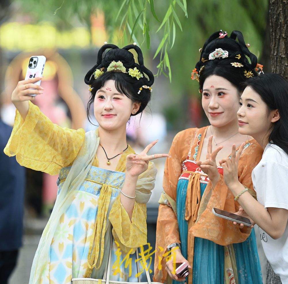 泉城高温“热辣滚烫” 明府城中汉服姑娘成风景线