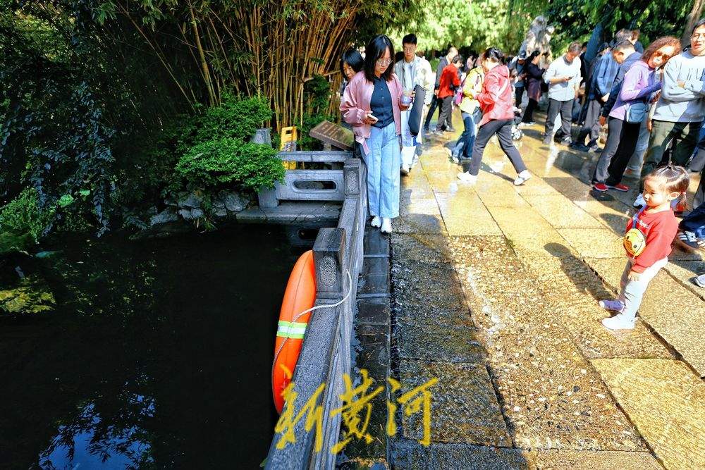 五龙潭公园古温泉“喝饱” 汇聚成溪现清泉石上流景观
