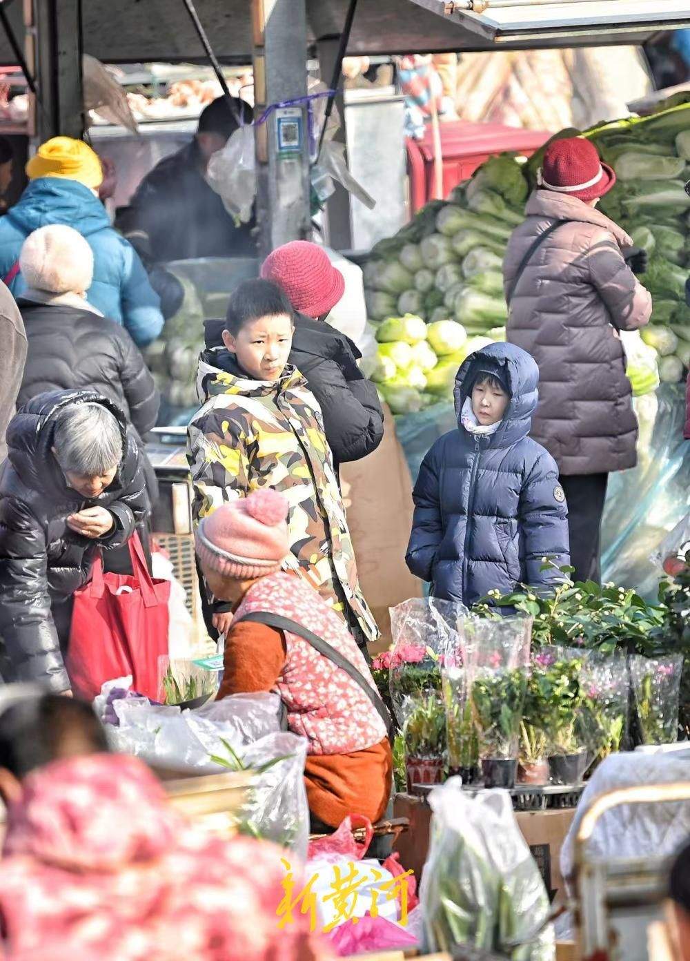 市区年集热闹非凡 放寒假的小朋友感受浓厚年味