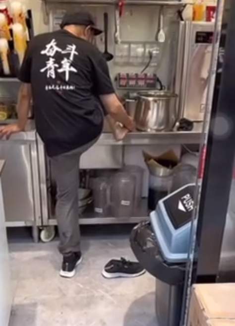 员工在水池洗脚？蜜雪冰城：被烫伤后应急处理，责令闭店