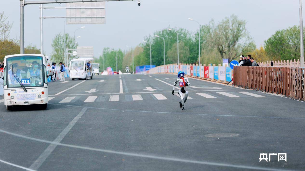 从“人机共跑”到“人机共融”！人形机器人用半马成绩回答开局新期待